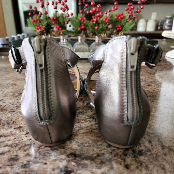 NWOT Sofft Pewter Metallic Leather Gladiator Sandals sz7 - Picture 3 of 4